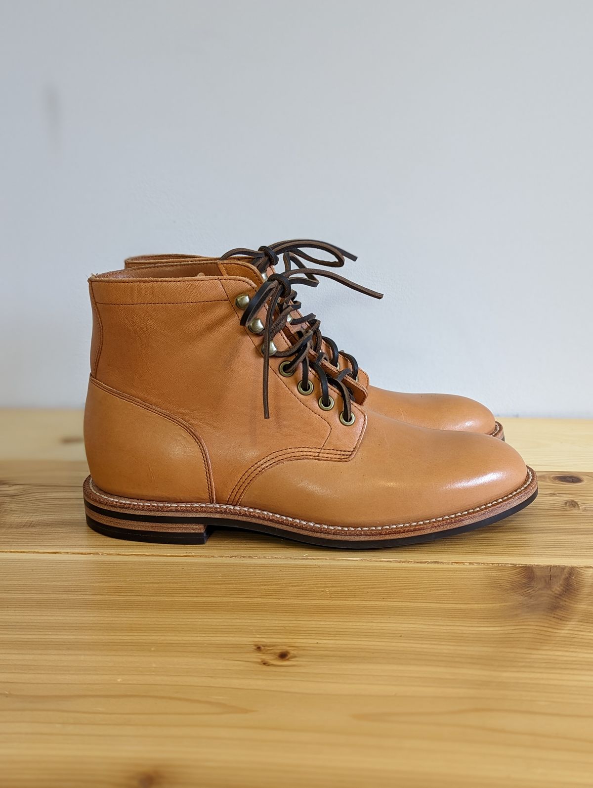 Photo by stephankarolat on October 1, 2022 of the Grant Stone Diesel Boot in Horween English Tan Essex.