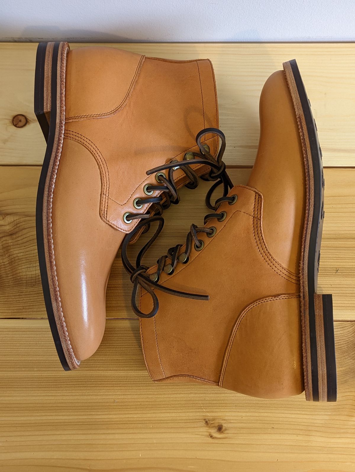 Photo by stephankarolat on October 1, 2022 of the Grant Stone Diesel Boot in Horween English Tan Essex.