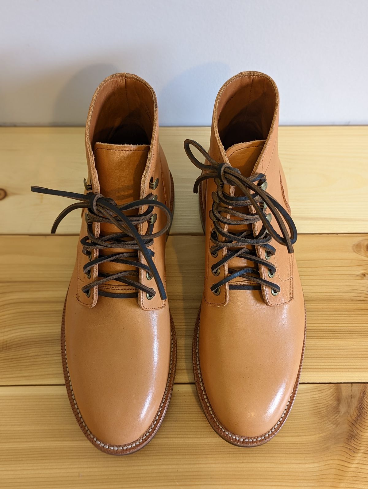 Photo by stephankarolat on October 1, 2022 of the Grant Stone Diesel Boot in Horween English Tan Essex.