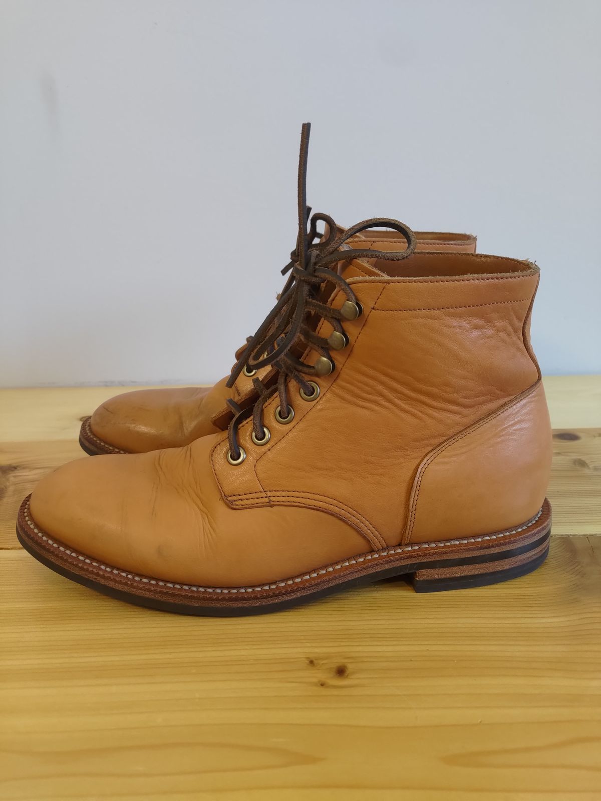 Photo by stephankarolat on November 1, 2022 of the Grant Stone Diesel Boot in Horween English Tan Essex.