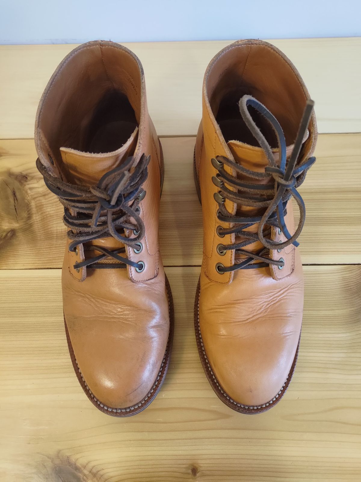 Photo by stephankarolat on November 1, 2022 of the Grant Stone Diesel Boot in Horween English Tan Essex.