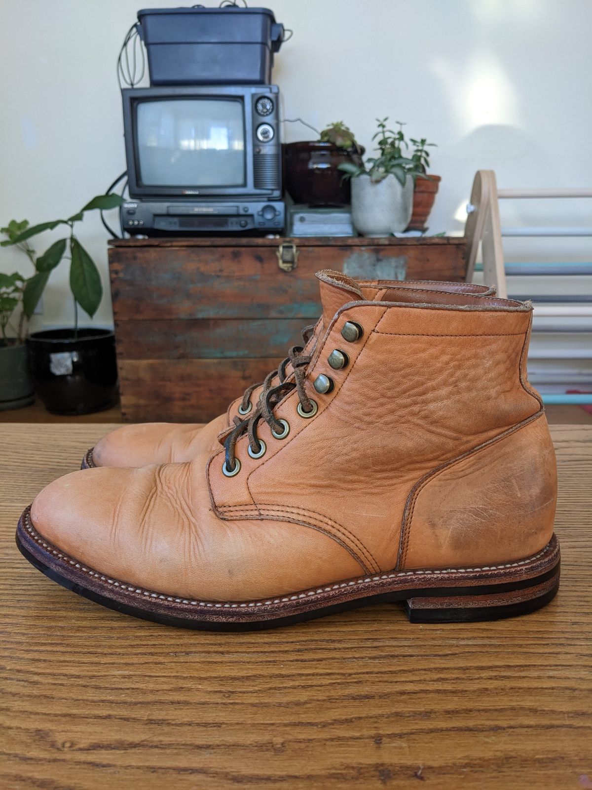 Photo by stephankarolat on March 5, 2023 of the Grant Stone Diesel Boot in Horween English Tan Essex.