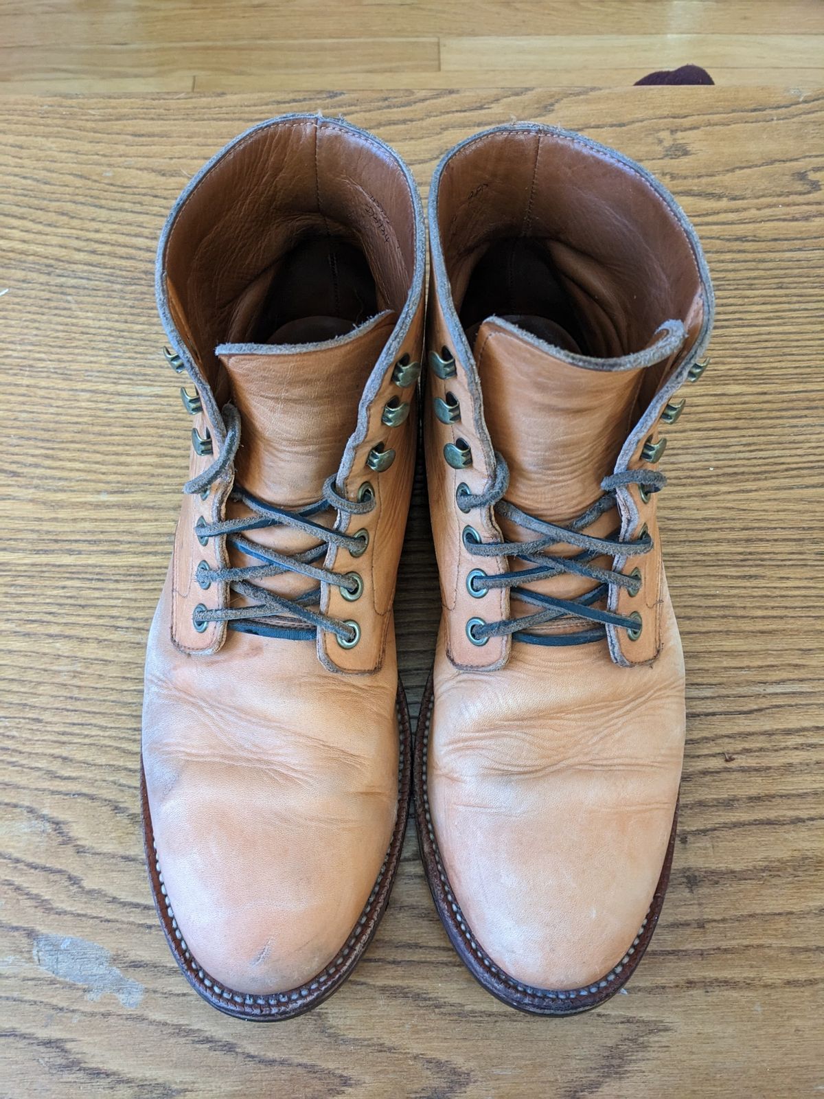 Photo by stephankarolat on March 5, 2023 of the Grant Stone Diesel Boot in Horween English Tan Essex.