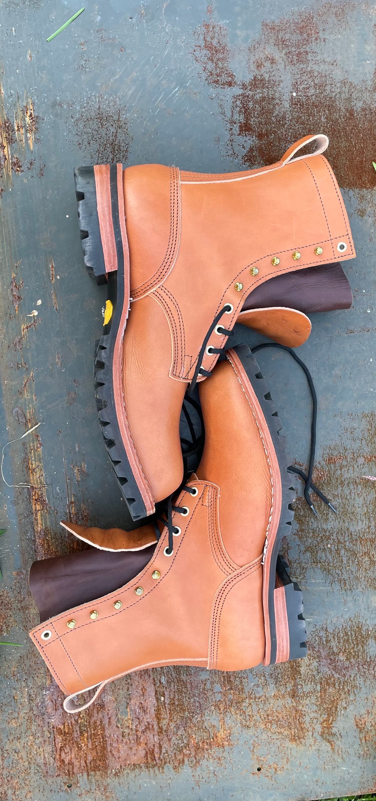 Photo by LTDDaniel on October 1, 2023 of the Nicks DomePro in Wickett & Craig Tan English Bridle.