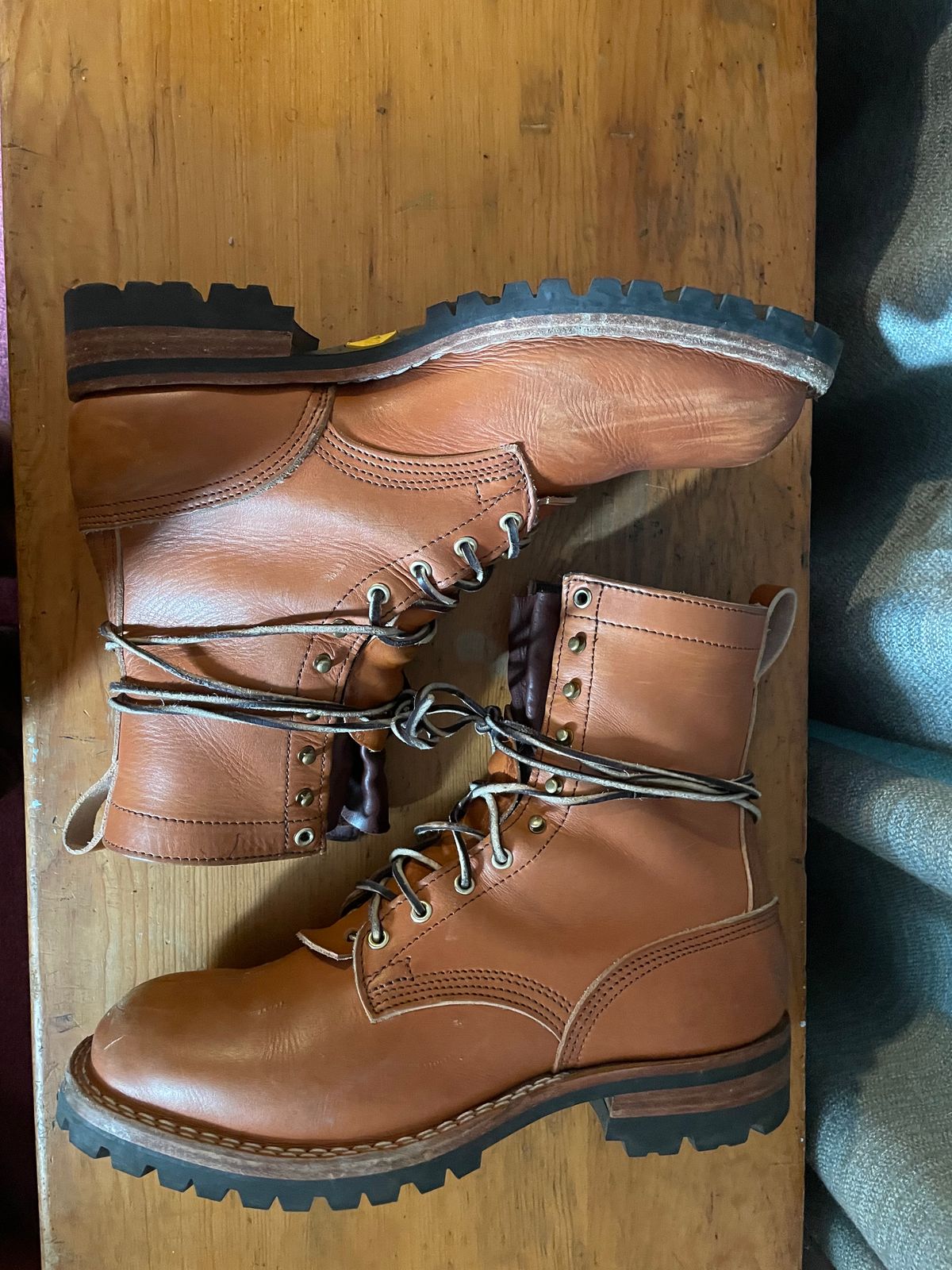 Photo by LTDDaniel on November 5, 2023 of the Nicks DomePro in Wickett & Craig Tan English Bridle.