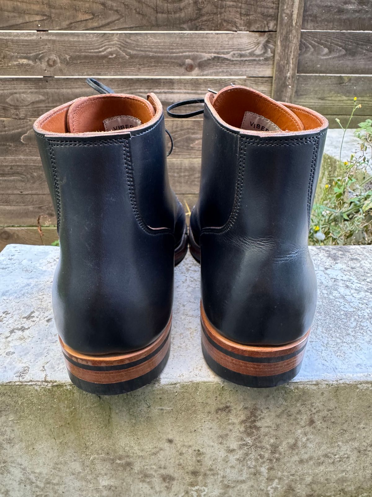 Photo by piratedoc on October 3, 2024 of the Viberg Service Boot BCT in Horween Navy Teacore Crust Workshoe Butts.