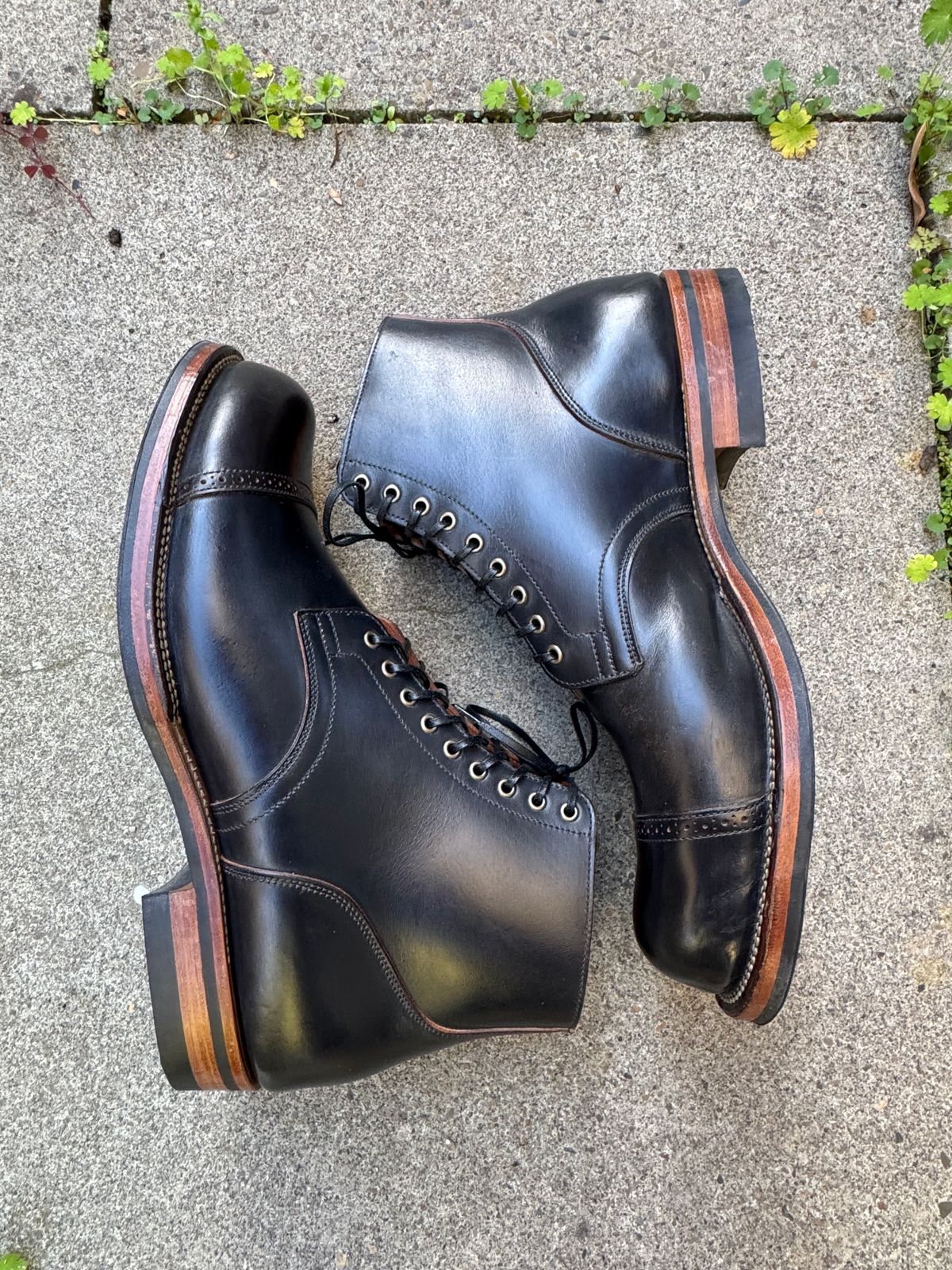 Photo by piratedoc on October 3, 2024 of the Viberg Service Boot BCT in Horween Navy Teacore Crust Workshoe Butts.