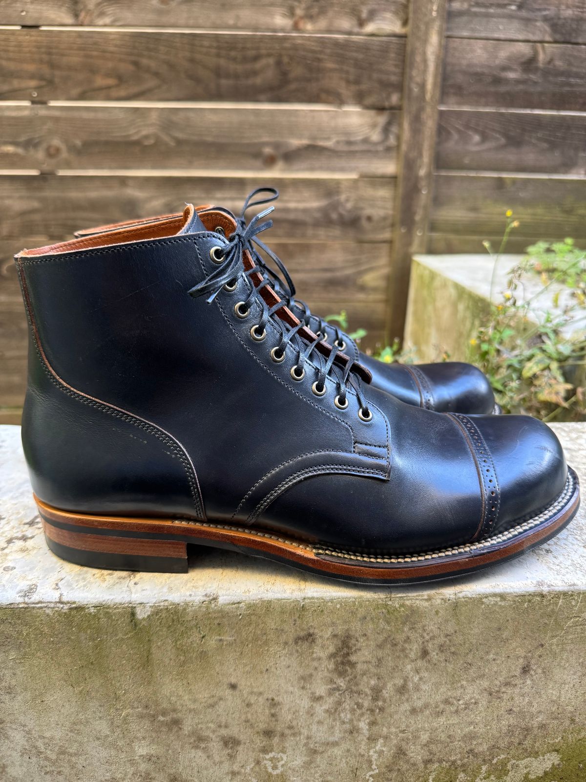 Photo by piratedoc on October 3, 2024 of the Viberg Service Boot BCT in Horween Navy Teacore Crust Workshoe Butts.