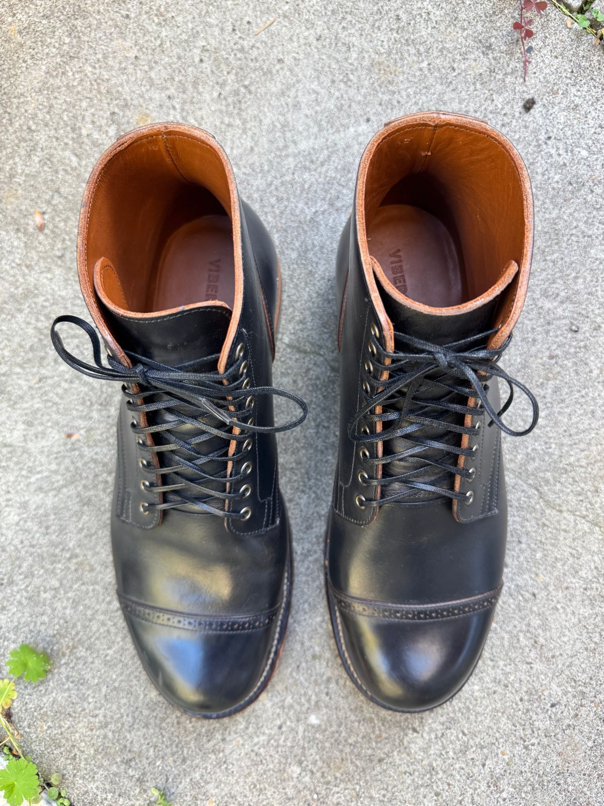 Photo by piratedoc on October 3, 2024 of the Viberg Service Boot BCT in Horween Navy Teacore Crust Workshoe Butts.