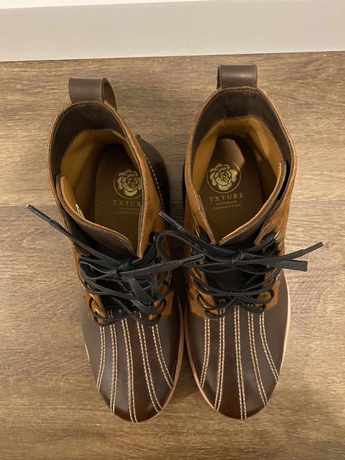 Photo by patinathunderdome on October 6, 2021 of the Txture Mariana Boots in Indonesian Dark Brown Pull Up.