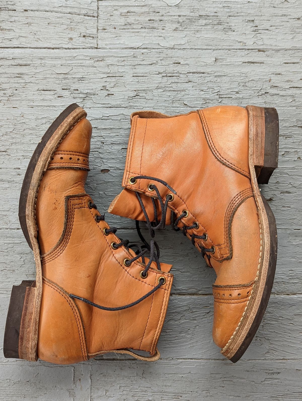 Photo by patinathunderdome on February 4, 2022 of the Wesco Hendrik in Horween Natural Essex.
