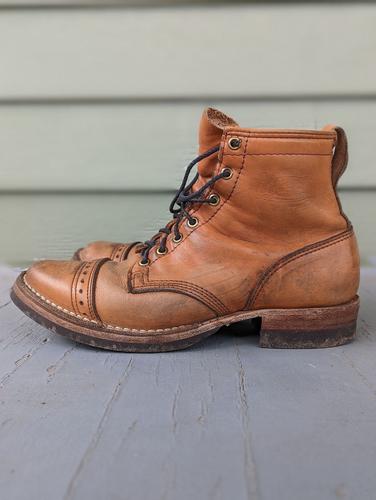 Photo by patinathunderdome on April 5, 2022 of the Wesco Hendrik in Horween Natural Essex.