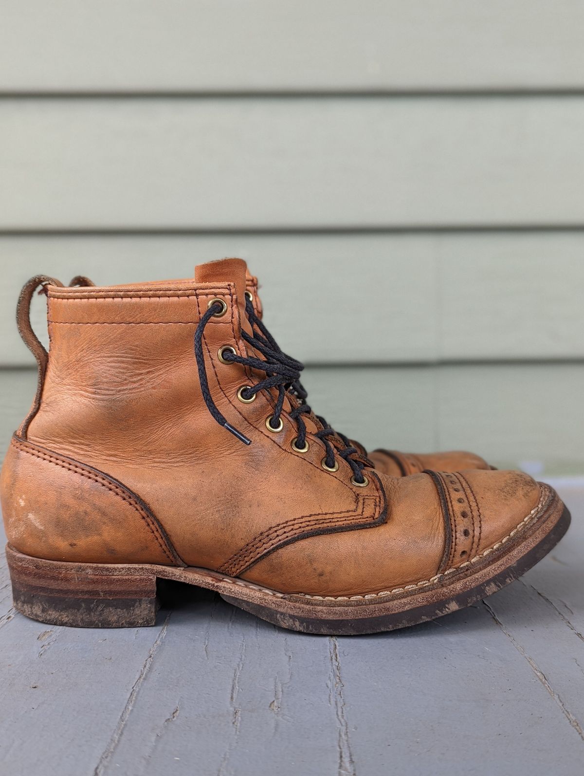 Photo by patinathunderdome on April 5, 2022 of the Wesco Hendrik in Horween Natural Essex.