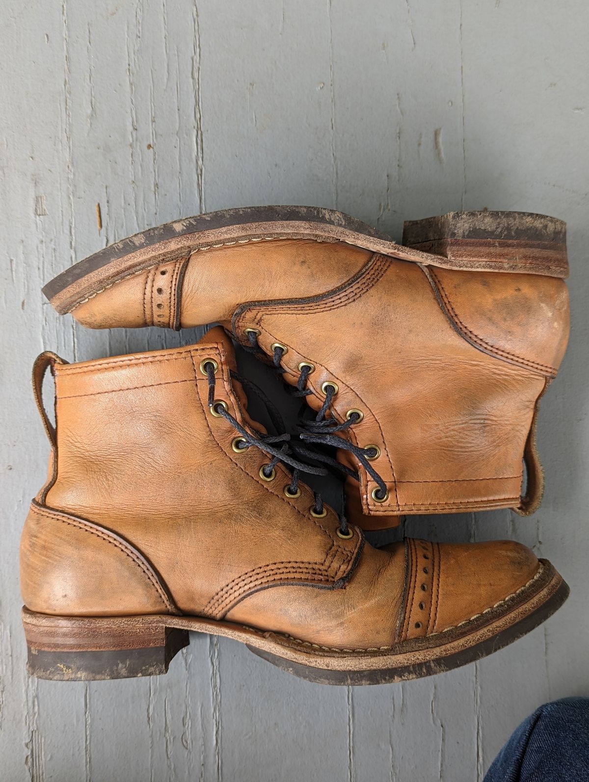 Photo by patinathunderdome on April 5, 2022 of the Wesco Hendrik in Horween Natural Essex.