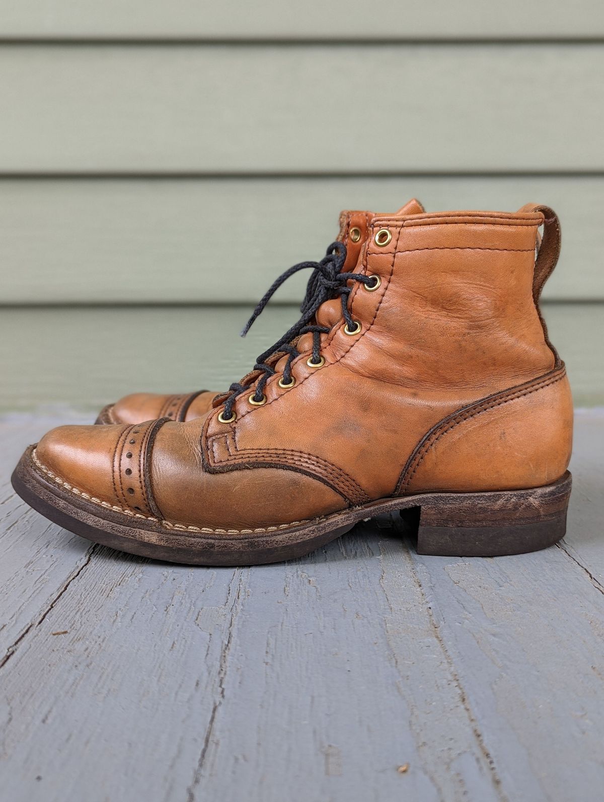 Photo by patinathunderdome on May 3, 2022 of the Wesco Hendrik in Horween Natural Essex.