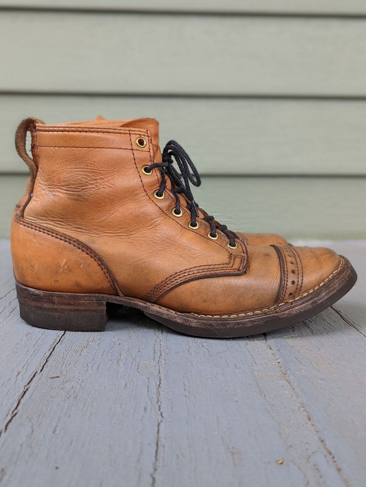 Photo by patinathunderdome on May 3, 2022 of the Wesco Hendrik in Horween Natural Essex.