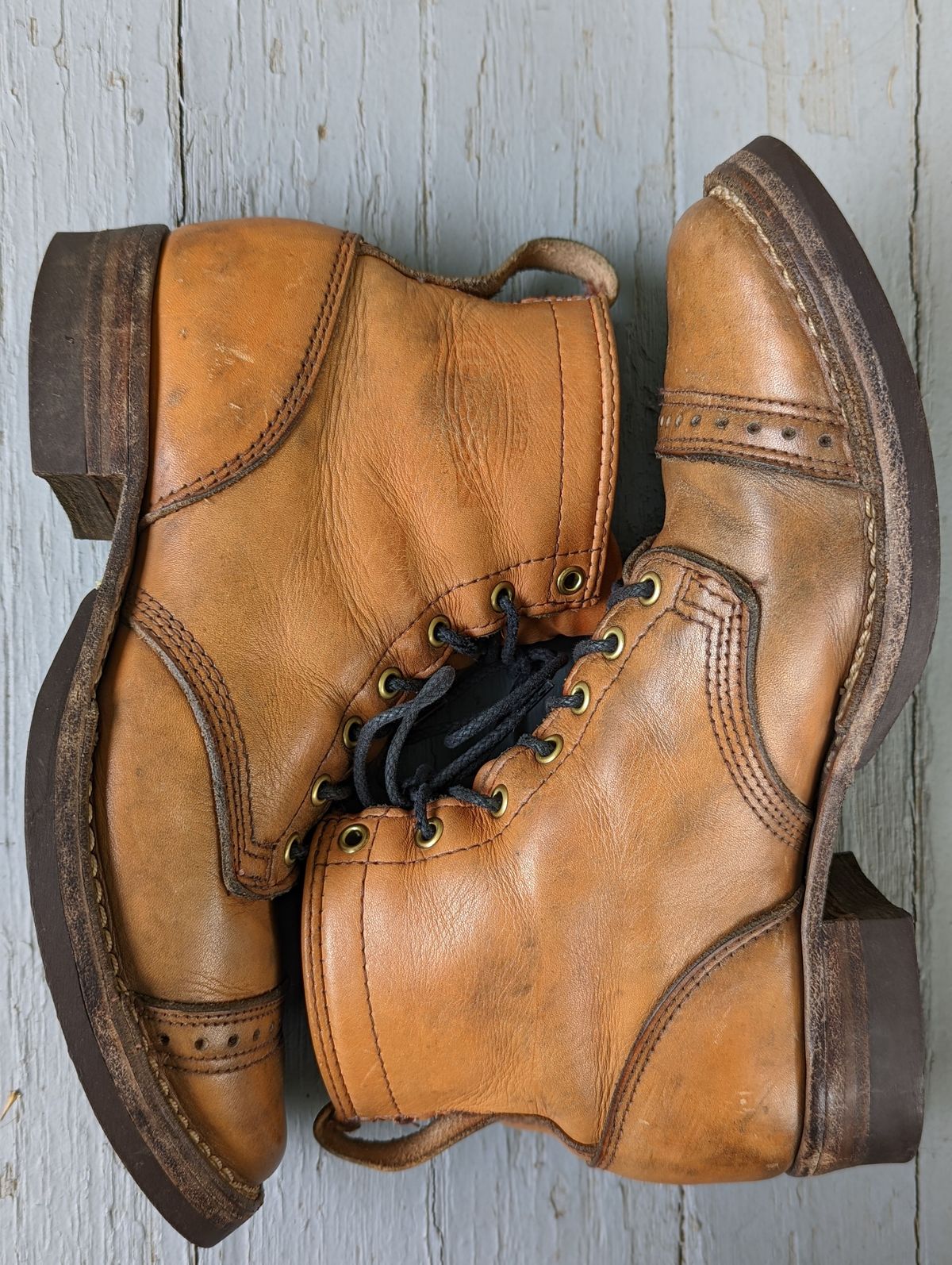 Photo by patinathunderdome on May 3, 2022 of the Wesco Hendrik in Horween Natural Essex.