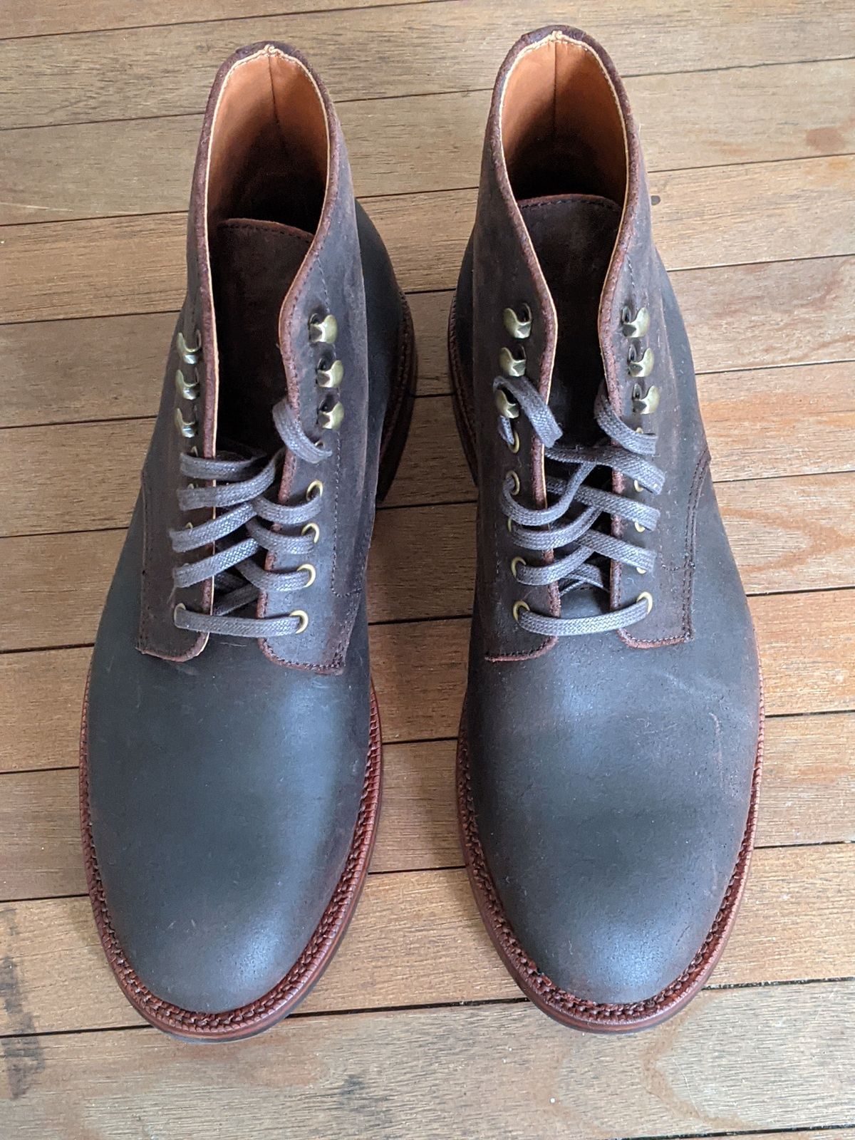 Photo by patinathunderdome on October 3, 2021 of the Grant Stone Edward Boot in C.F. Stead Tobacco Waxy Commander Suede.