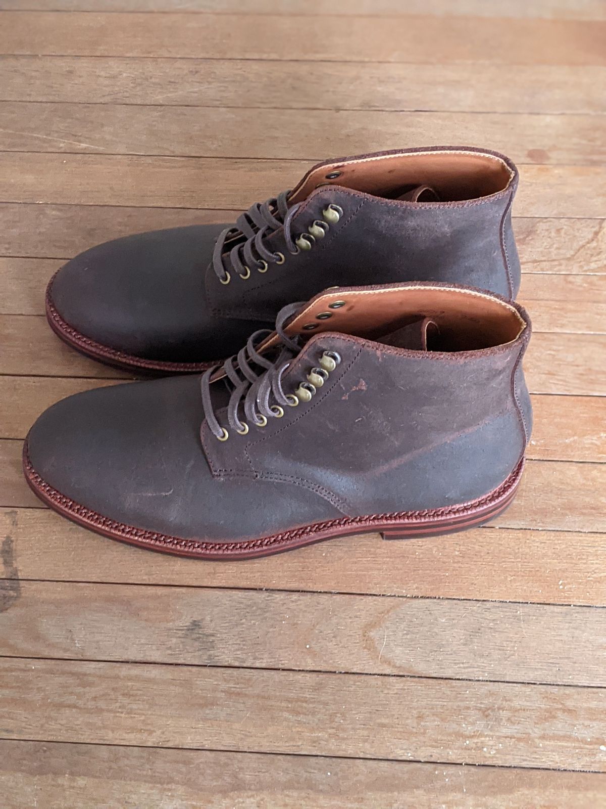 Photo by patinathunderdome on October 3, 2021 of the Grant Stone Edward Boot in C.F. Stead Tobacco Waxy Commander Suede.