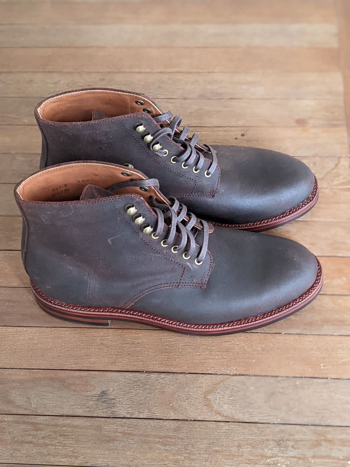 Photo by patinathunderdome on October 3, 2021 of the Grant Stone Edward Boot in C.F. Stead Tobacco Waxy Commander Suede.