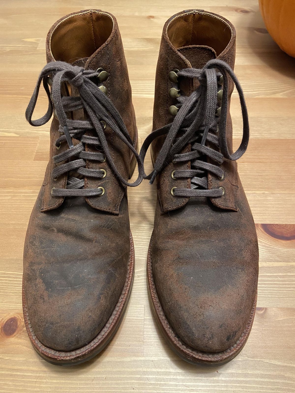 Photo by patinathunderdome on November 5, 2021 of the Grant Stone Edward Boot in C.F. Stead Tobacco Waxy Commander Suede.