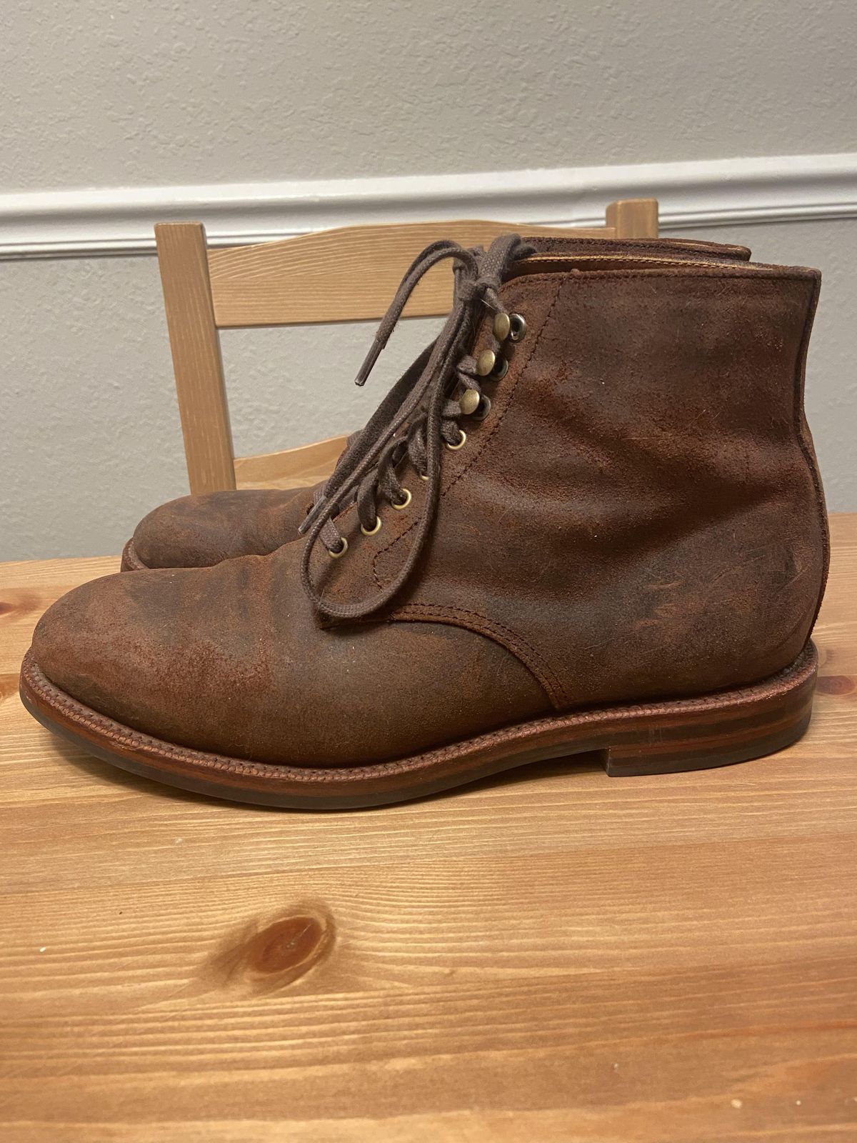 Photo by patinathunderdome on November 5, 2021 of the Grant Stone Edward Boot in C.F. Stead Tobacco Waxy Commander Suede.