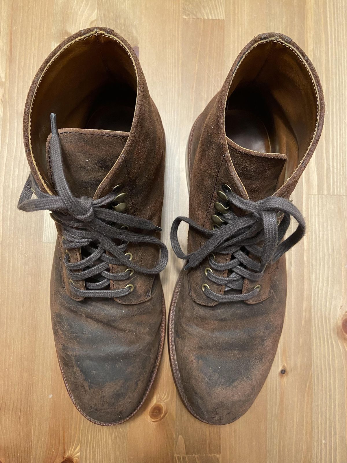 Photo by patinathunderdome on November 5, 2021 of the Grant Stone Edward Boot in C.F. Stead Tobacco Waxy Commander Suede.