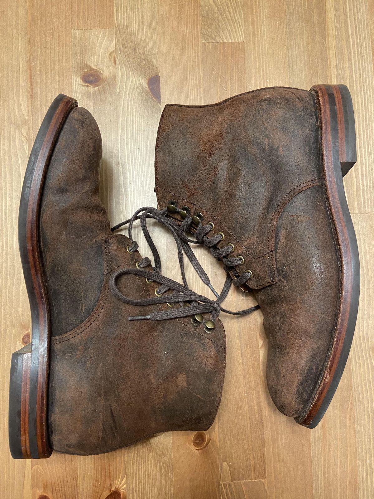 Photo by patinathunderdome on November 5, 2021 of the Grant Stone Edward Boot in C.F. Stead Tobacco Waxy Commander Suede.