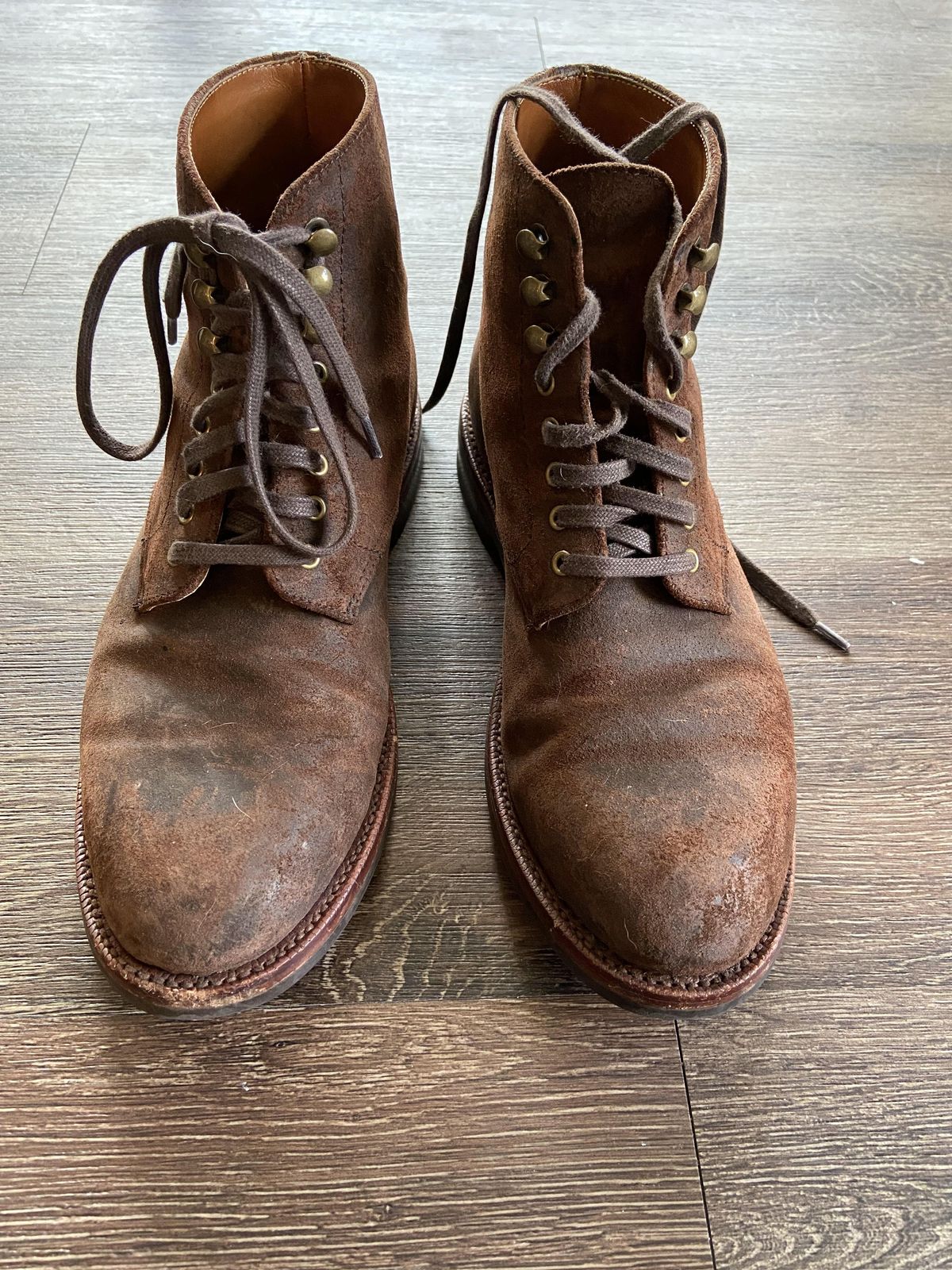 Photo by patinathunderdome on December 4, 2021 of the Grant Stone Edward Boot in C.F. Stead Tobacco Waxy Commander Suede.
