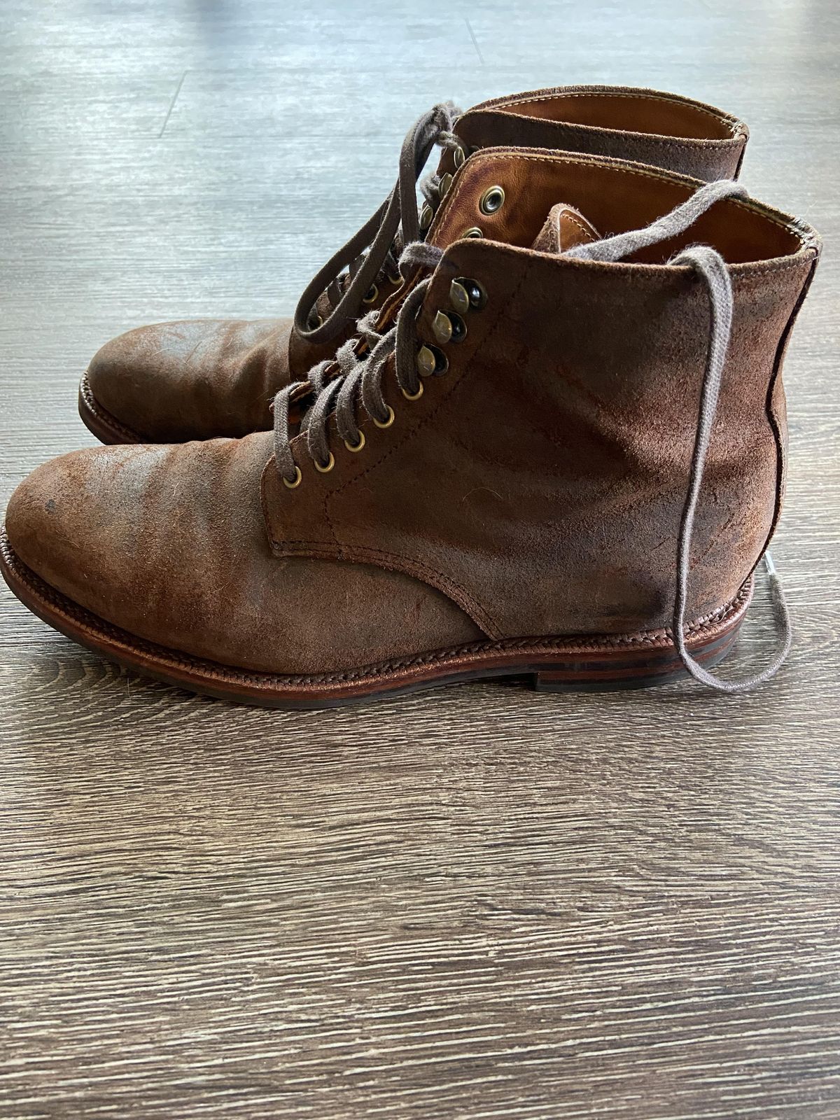 Photo by patinathunderdome on December 4, 2021 of the Grant Stone Edward Boot in C.F. Stead Tobacco Waxy Commander Suede.