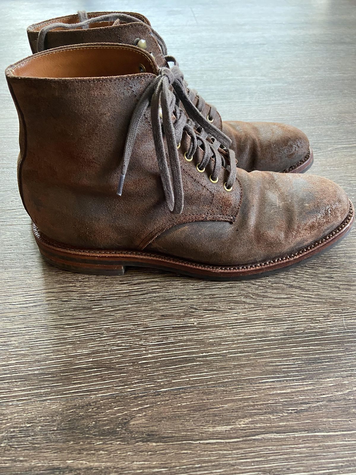 Photo by patinathunderdome on December 4, 2021 of the Grant Stone Edward Boot in C.F. Stead Tobacco Waxy Commander Suede.