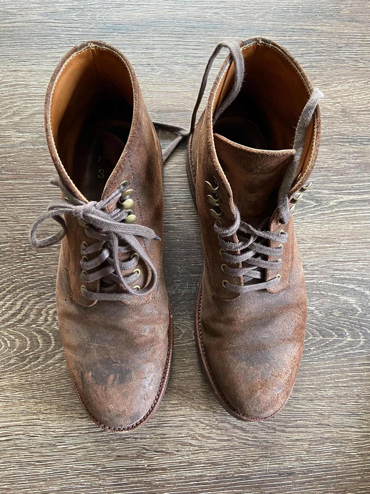 Photo by patinathunderdome on December 4, 2021 of the Grant Stone Edward Boot in C.F. Stead Tobacco Waxy Commander Suede.