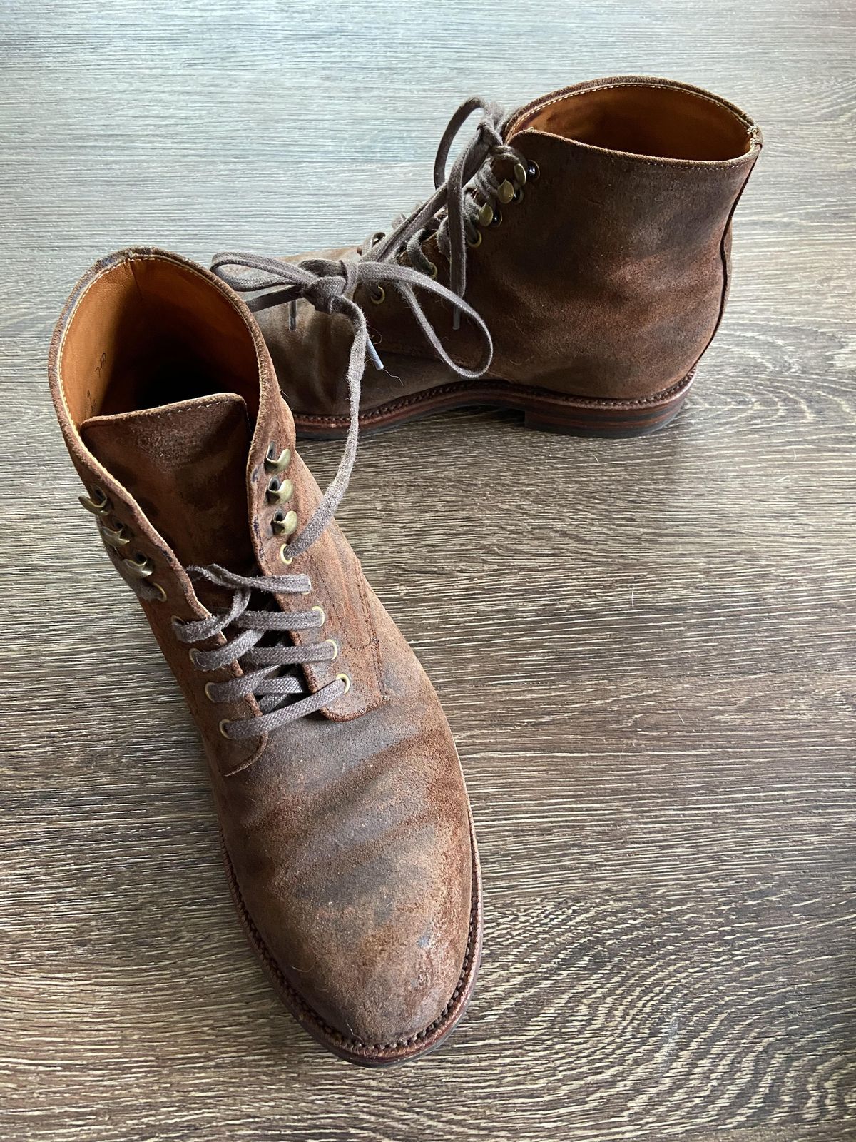 Photo by patinathunderdome on December 4, 2021 of the Grant Stone Edward Boot in C.F. Stead Tobacco Waxy Commander Suede.