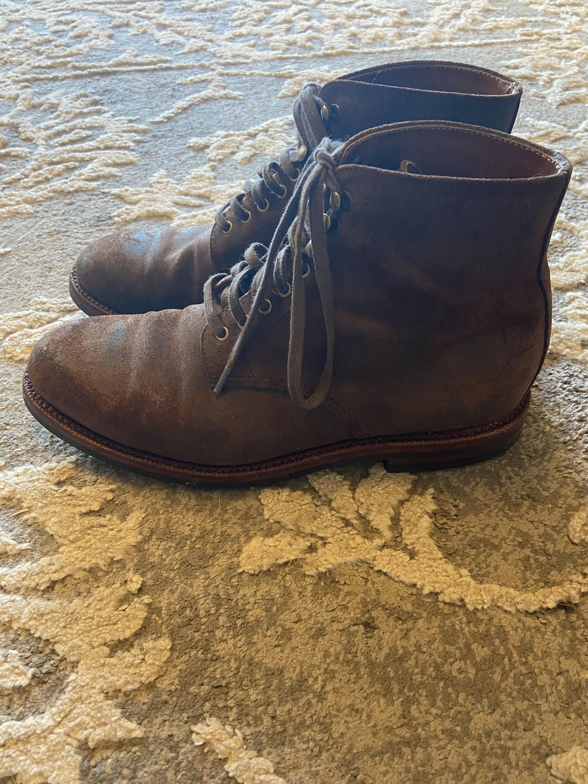 Photo by patinathunderdome on January 2, 2022 of the Grant Stone Edward Boot in C.F. Stead Tobacco Waxy Commander Suede.