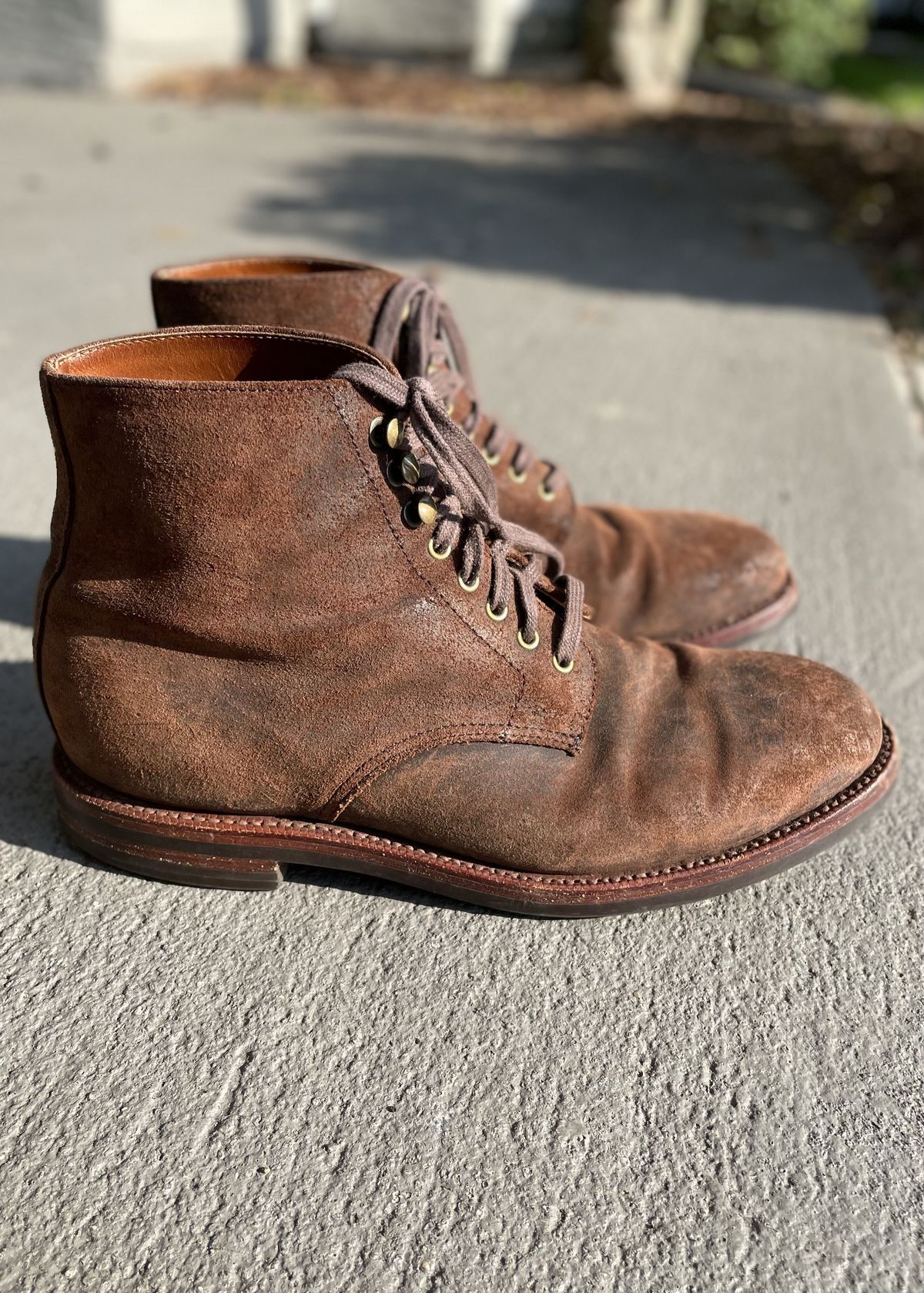 Photo by patinathunderdome on May 5, 2022 of the Grant Stone Edward Boot in C.F. Stead Tobacco Waxy Commander Suede.