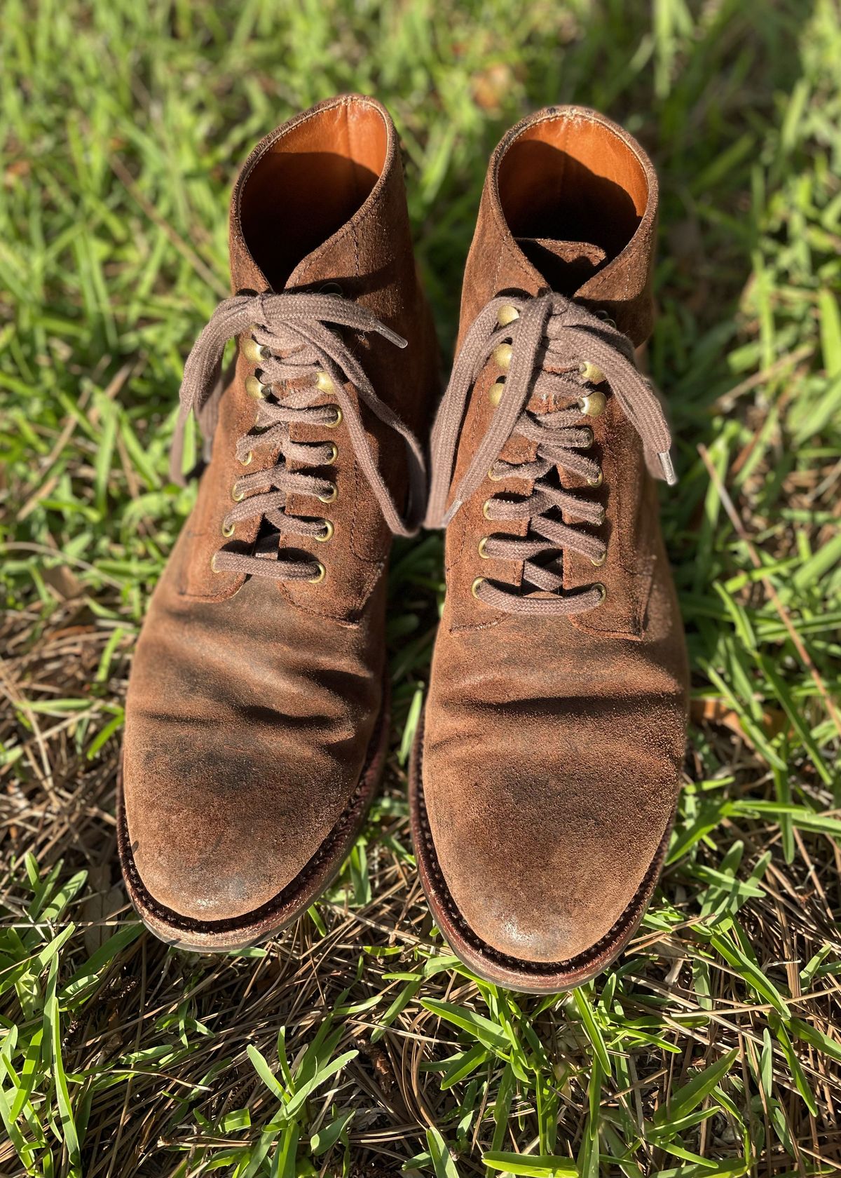 Photo by patinathunderdome on May 5, 2022 of the Grant Stone Edward Boot in C.F. Stead Tobacco Waxy Commander Suede.