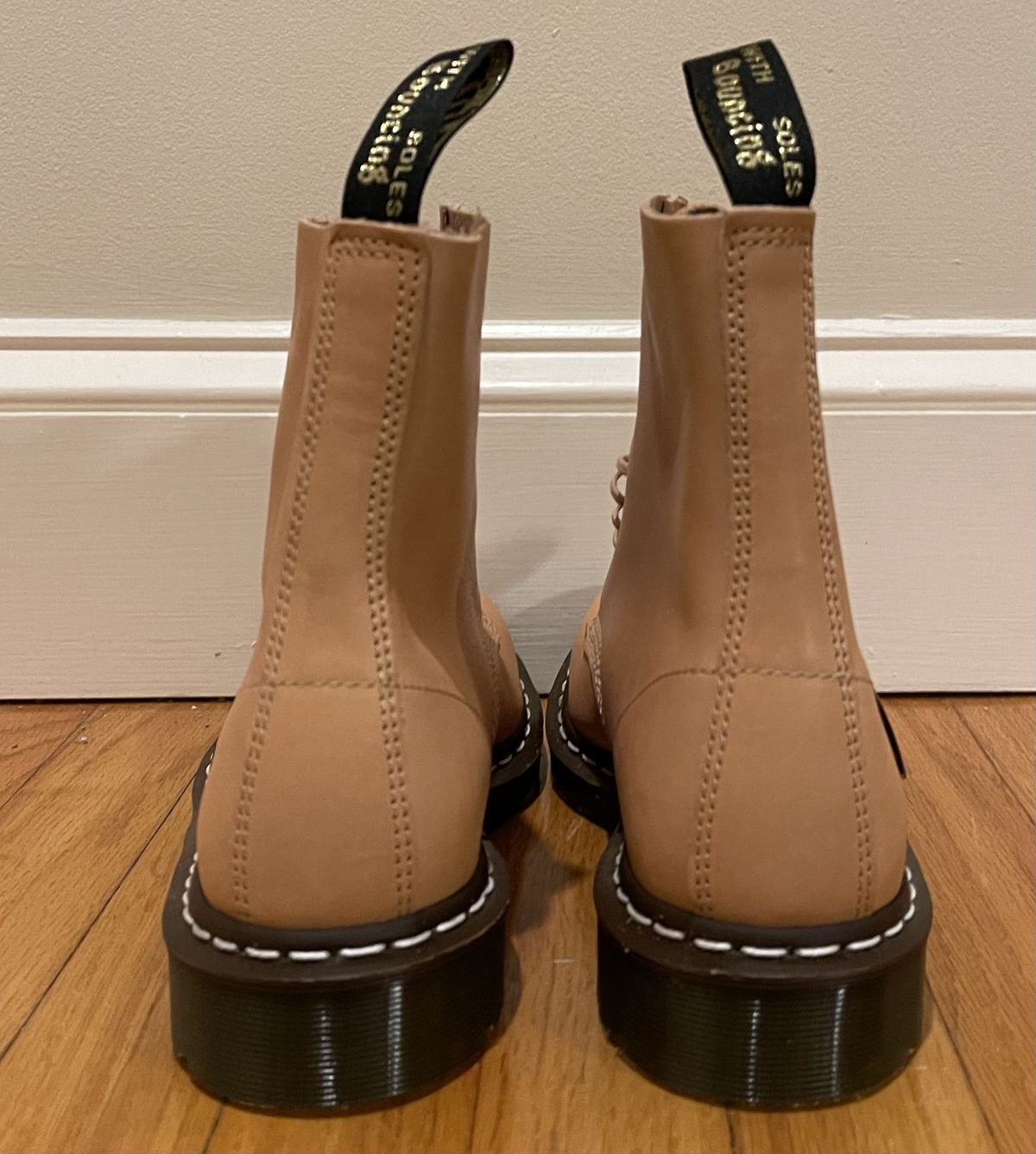 Photo by patinathunderdome on October 6, 2021 of the Dr. Martens 1460 Pascal Made In England in Horween Natural Essex.