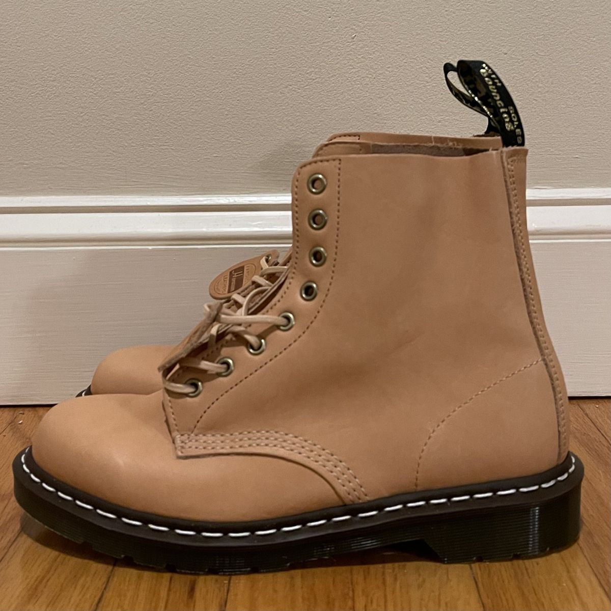 Photo by patinathunderdome on October 6, 2021 of the Dr. Martens 1460 Pascal Made In England in Horween Natural Essex.