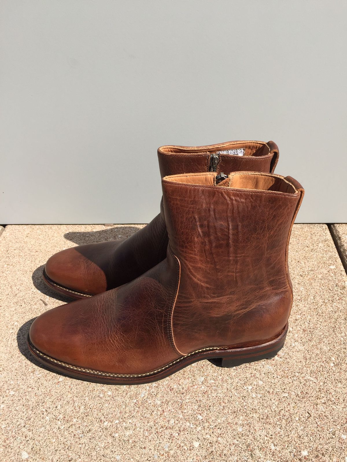 Photo by patinathunderdome on October 5, 2021 of the Viberg Side Zip in Horween Mocha Vintage.