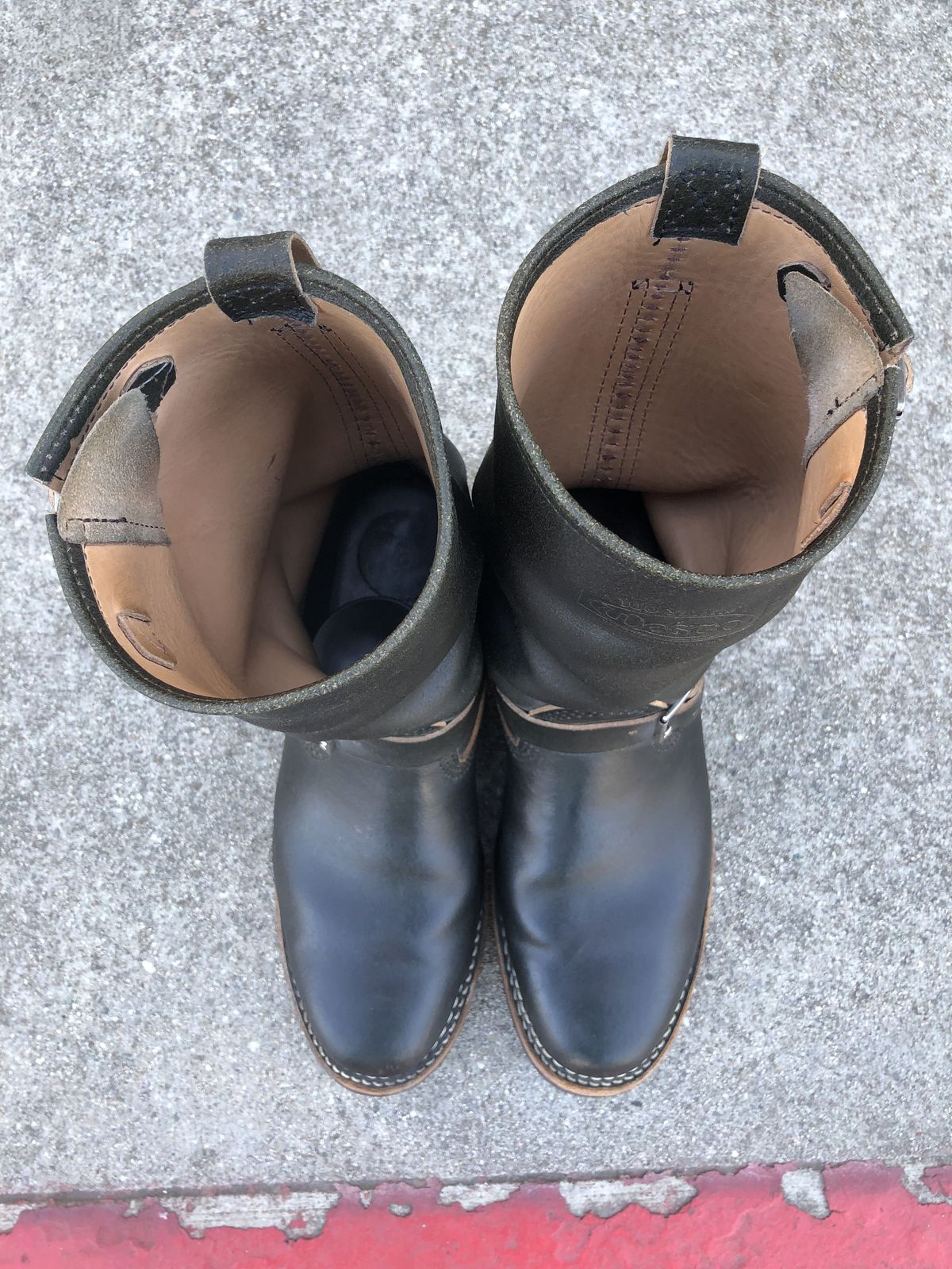 Photo by patinathunderdome on February 2, 2022 of the Wesco Mister Lou in Horween Olive Waxed Flesh.