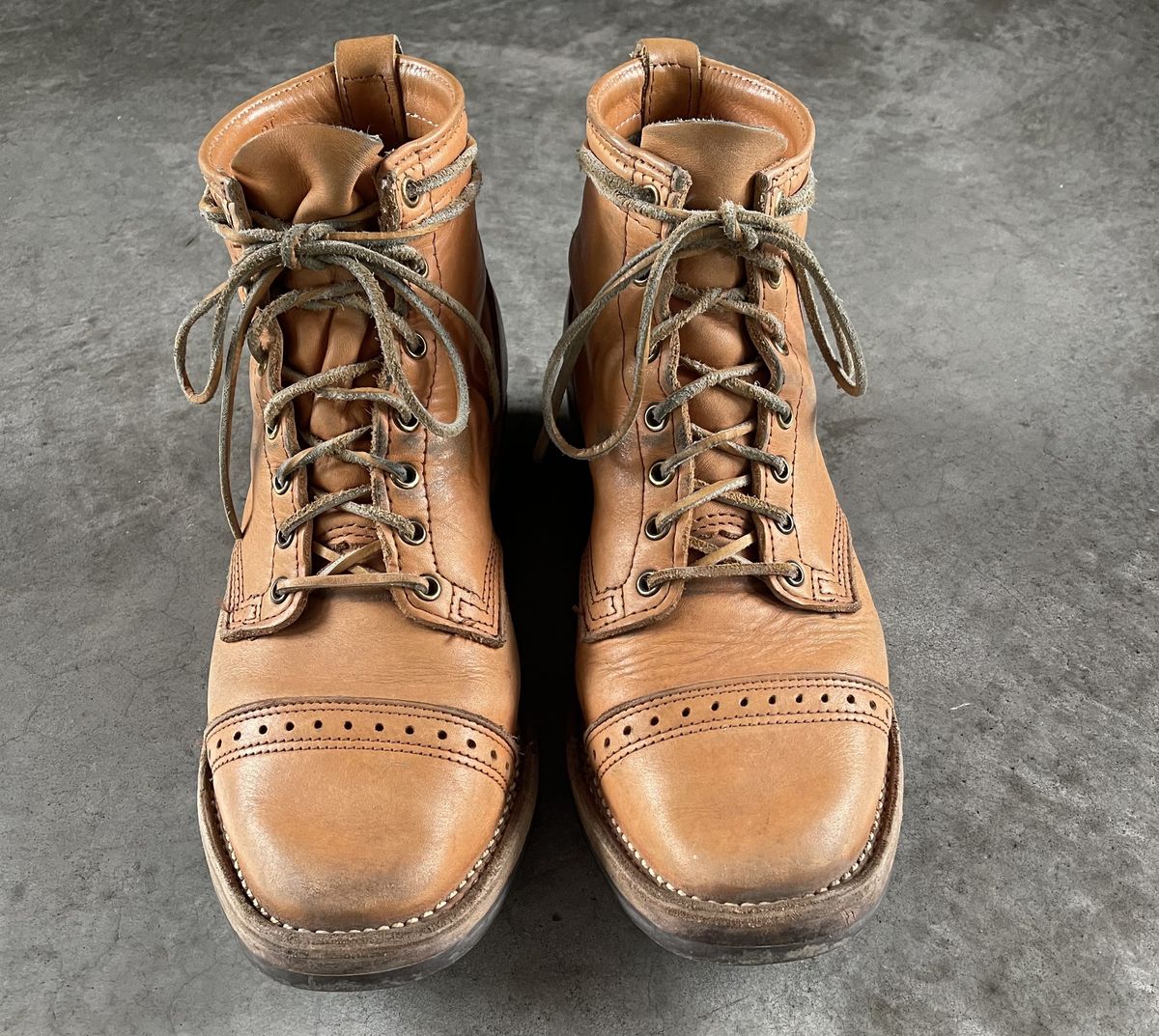 Photo by patinathunderdome on March 2, 2022 of the Wesco Hendrik in Horween Natural Essex.