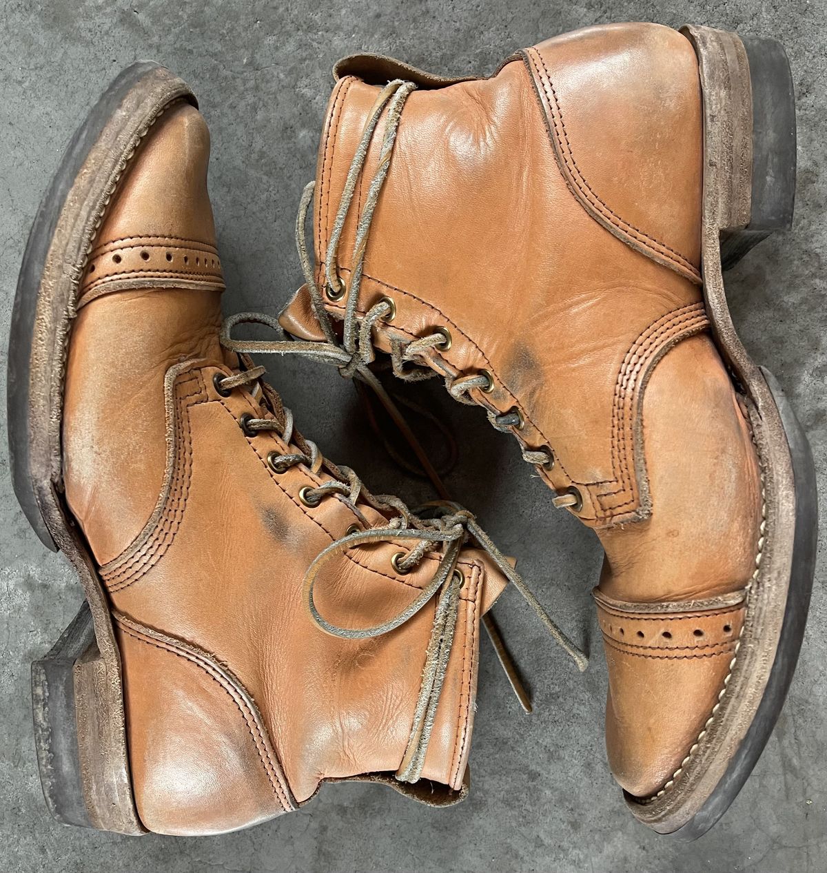 Photo by patinathunderdome on March 2, 2022 of the Wesco Hendrik in Horween Natural Essex.