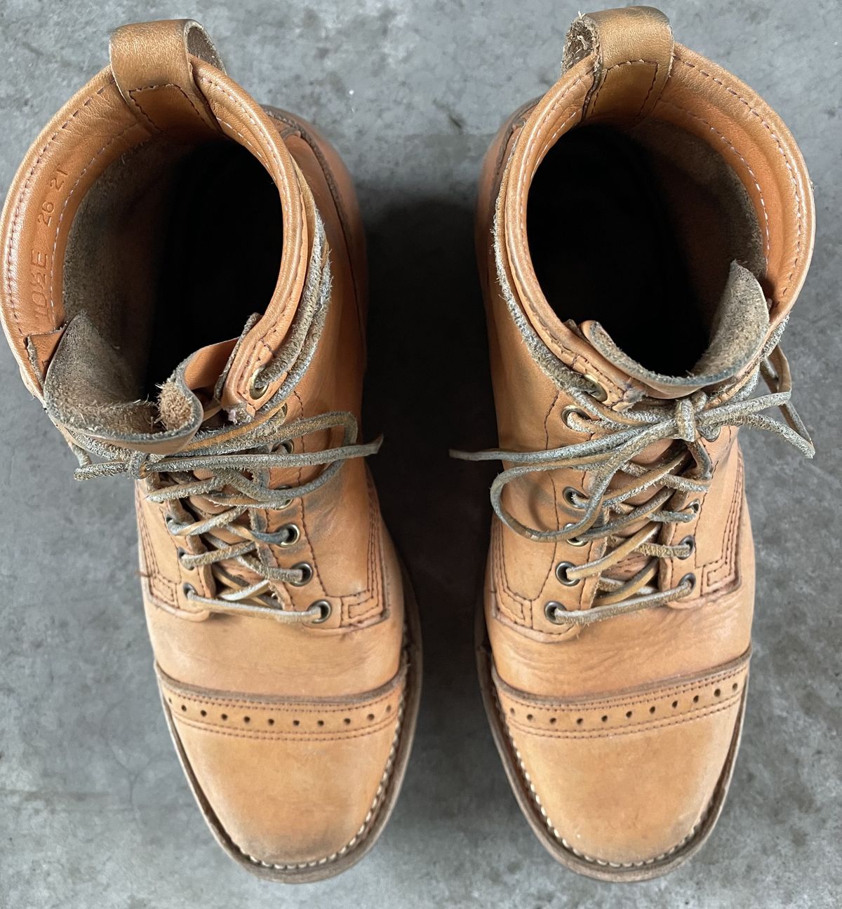 Photo by patinathunderdome on March 2, 2022 of the Wesco Hendrik in Horween Natural Essex.