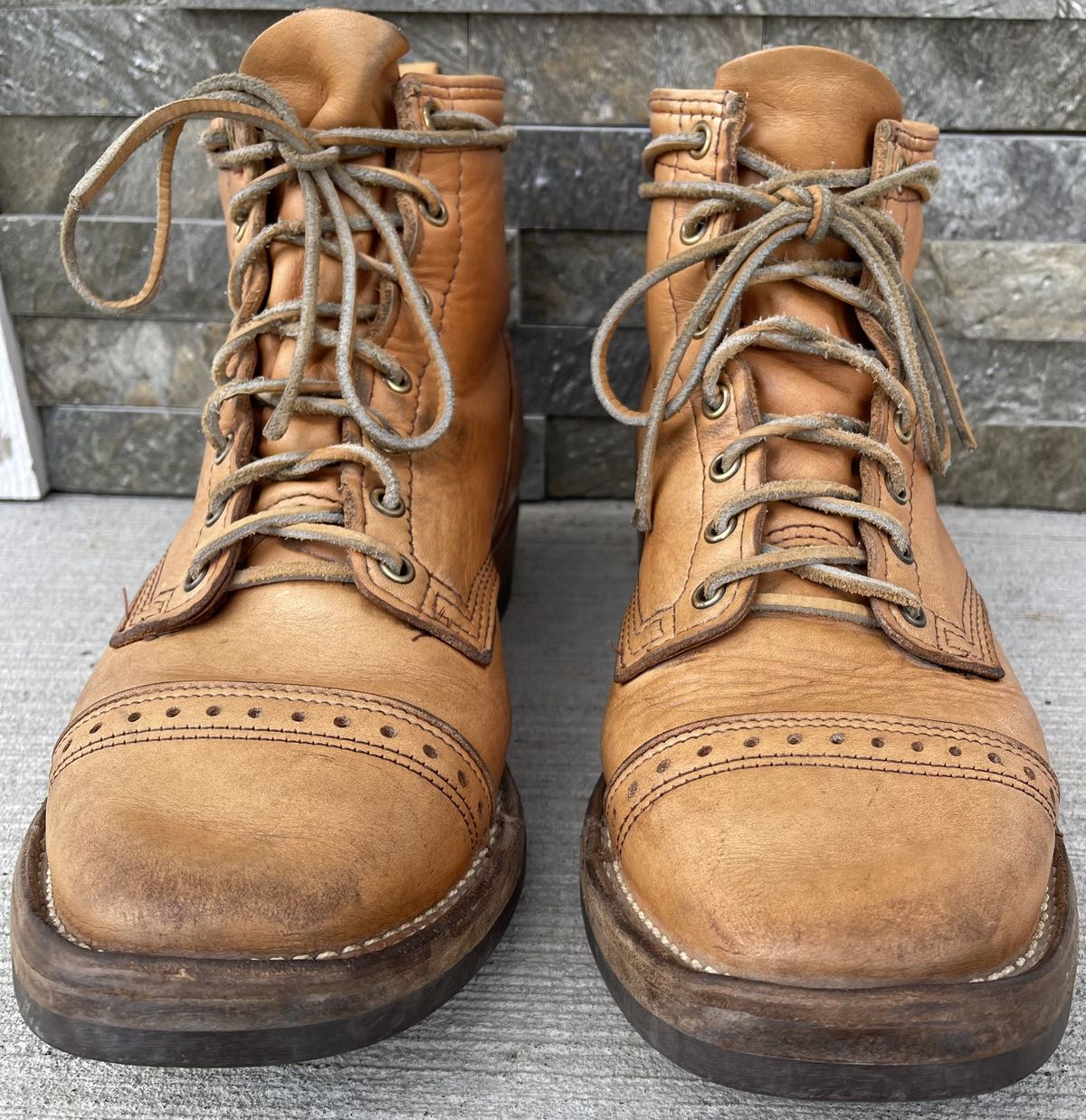 Photo by patinathunderdome on May 1, 2022 of the Wesco Hendrik in Horween Natural Essex.