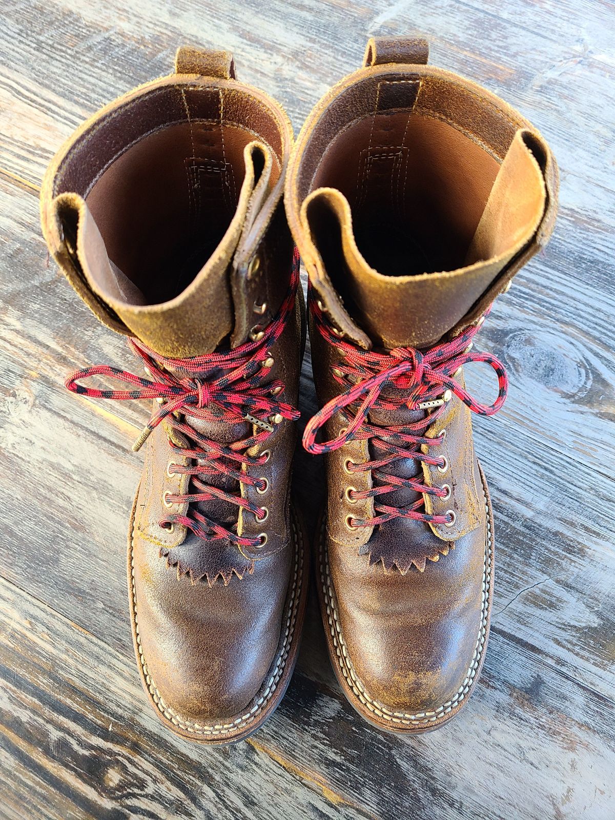 Photo by patinathunderdome on November 2, 2021 of the White's Bounty Hunter in Horween Cinnamon Waxed Flesh.