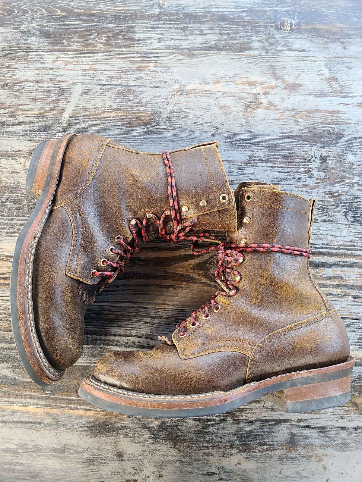 Photo by patinathunderdome on November 2, 2021 of the White's Bounty Hunter in Horween Cinnamon Waxed Flesh.