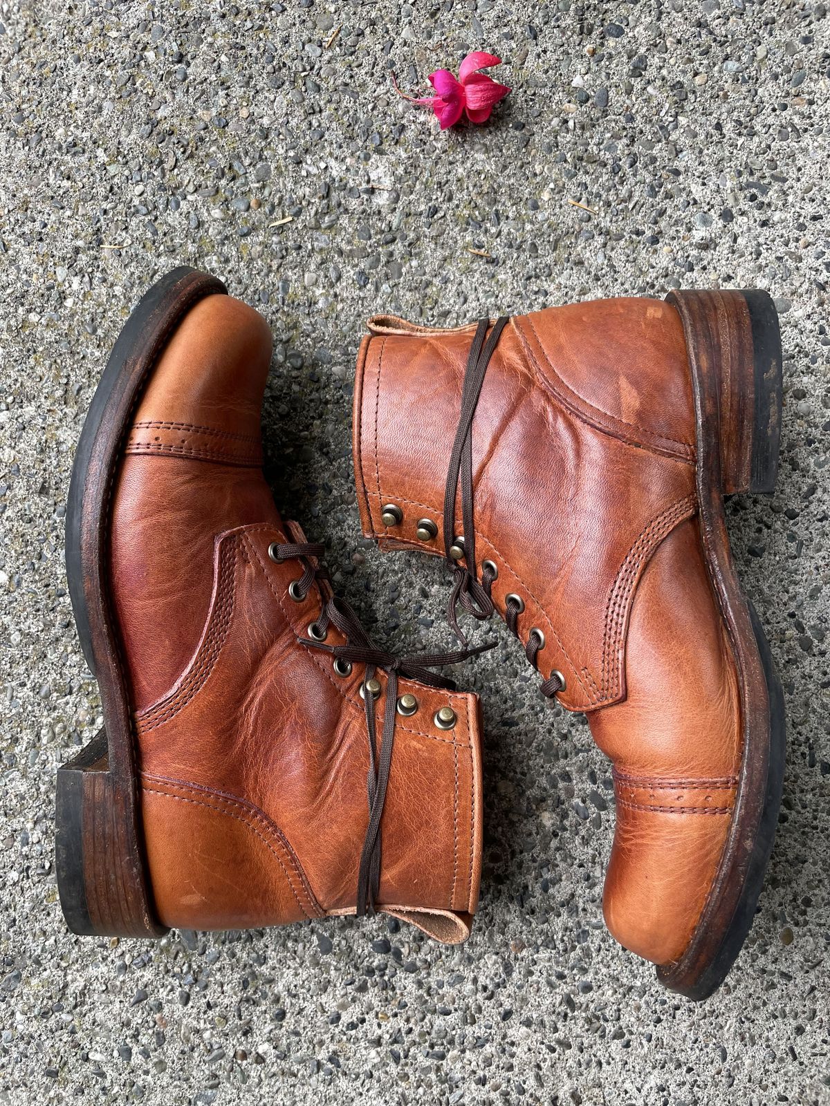 Photo by patinathunderdome on November 3, 2021 of the Julian Boots Bowery in Horween Cognac Essex.