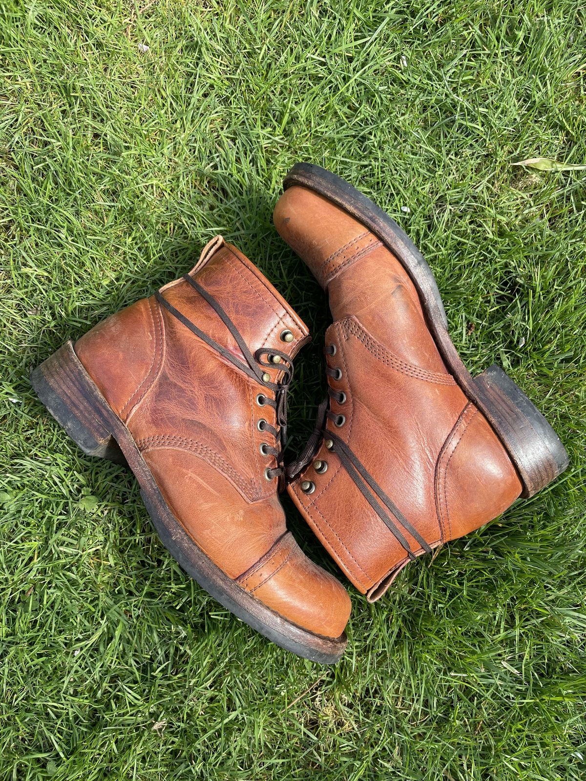 Photo by patinathunderdome on April 5, 2022 of the Julian Boots Bowery in Horween Cognac Essex.