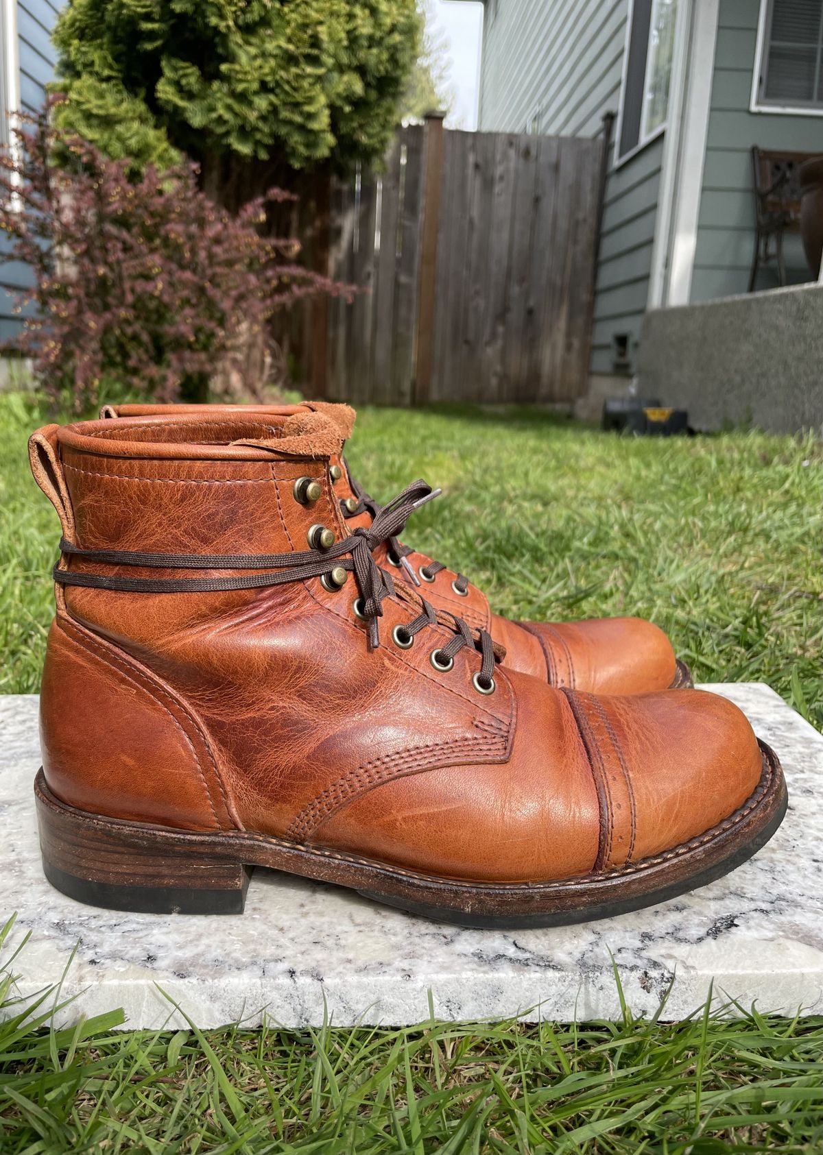 Photo by patinathunderdome on May 5, 2022 of the Julian Boots Bowery in Horween Cognac Essex.