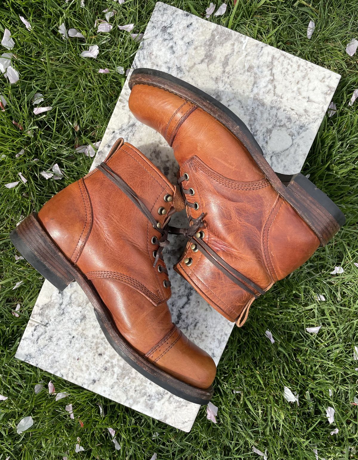 Photo by patinathunderdome on May 5, 2022 of the Julian Boots Bowery in Horween Cognac Essex.